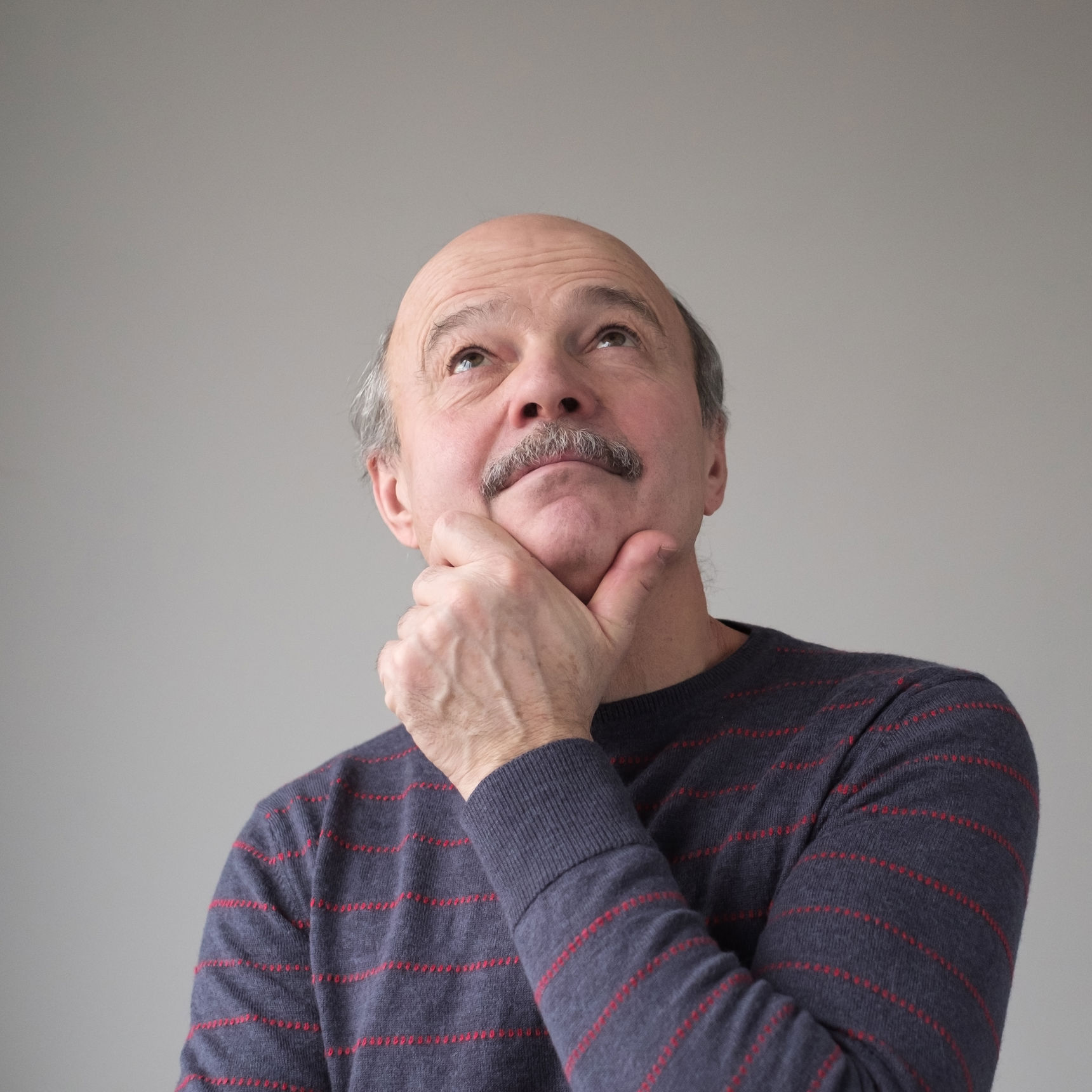 Mænd ser eftertænksomt op