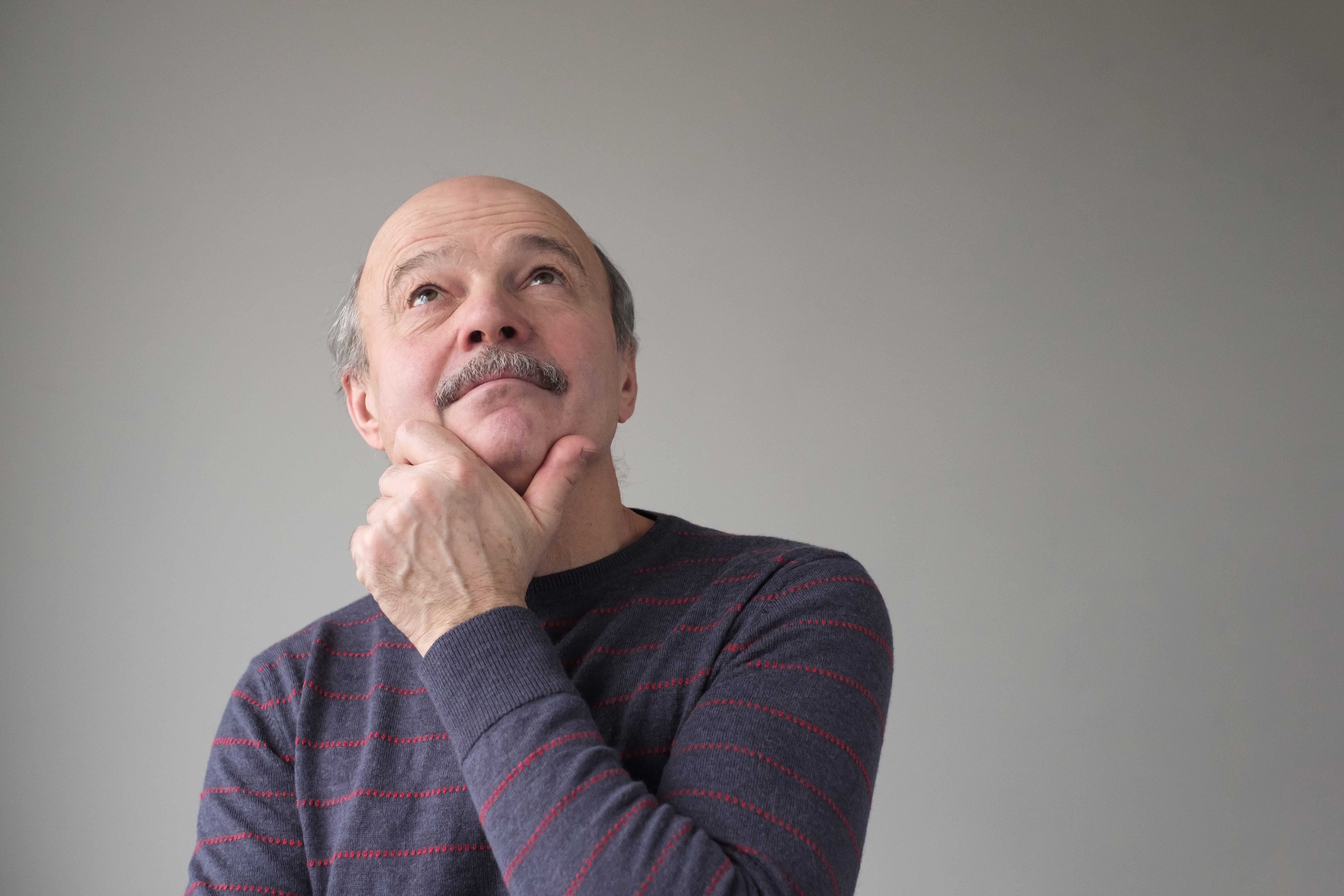 Mænd ser eftertænksomt op