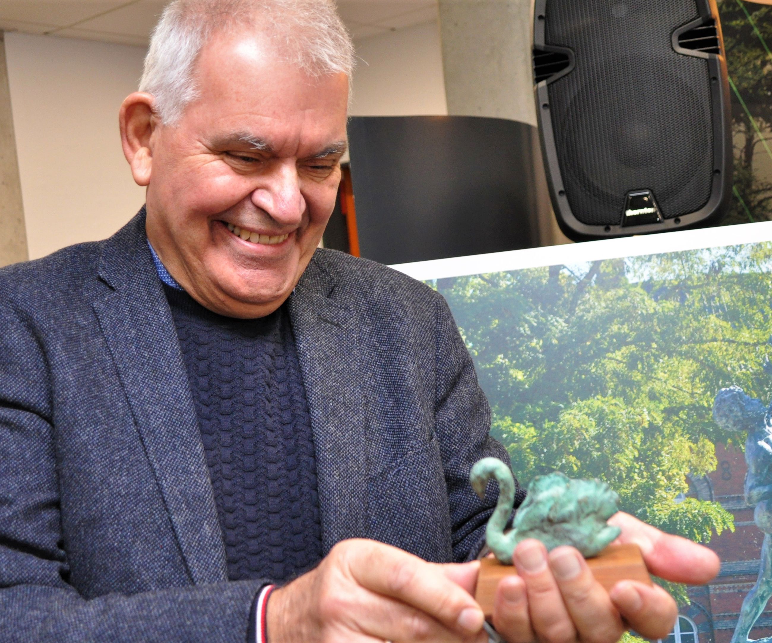 Med kulturprisen følger også en gave: i år en skøn lille svane.