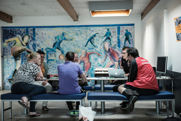 Voksne siddende i samtale om bord