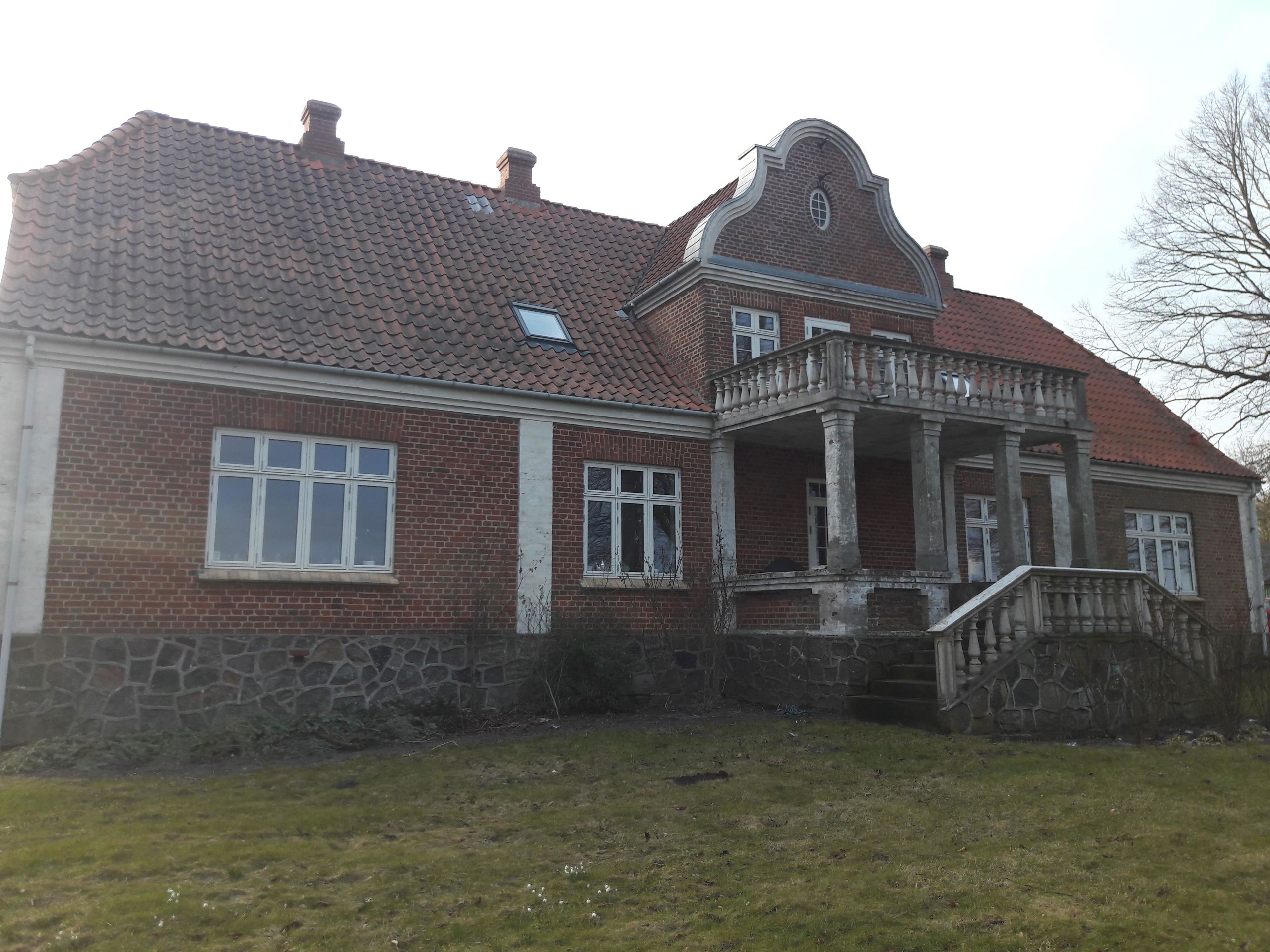 Udbynedervej 1 rødt murstenshus før istandsættelsen