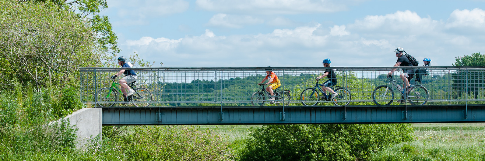 Familie Cykler På Bro