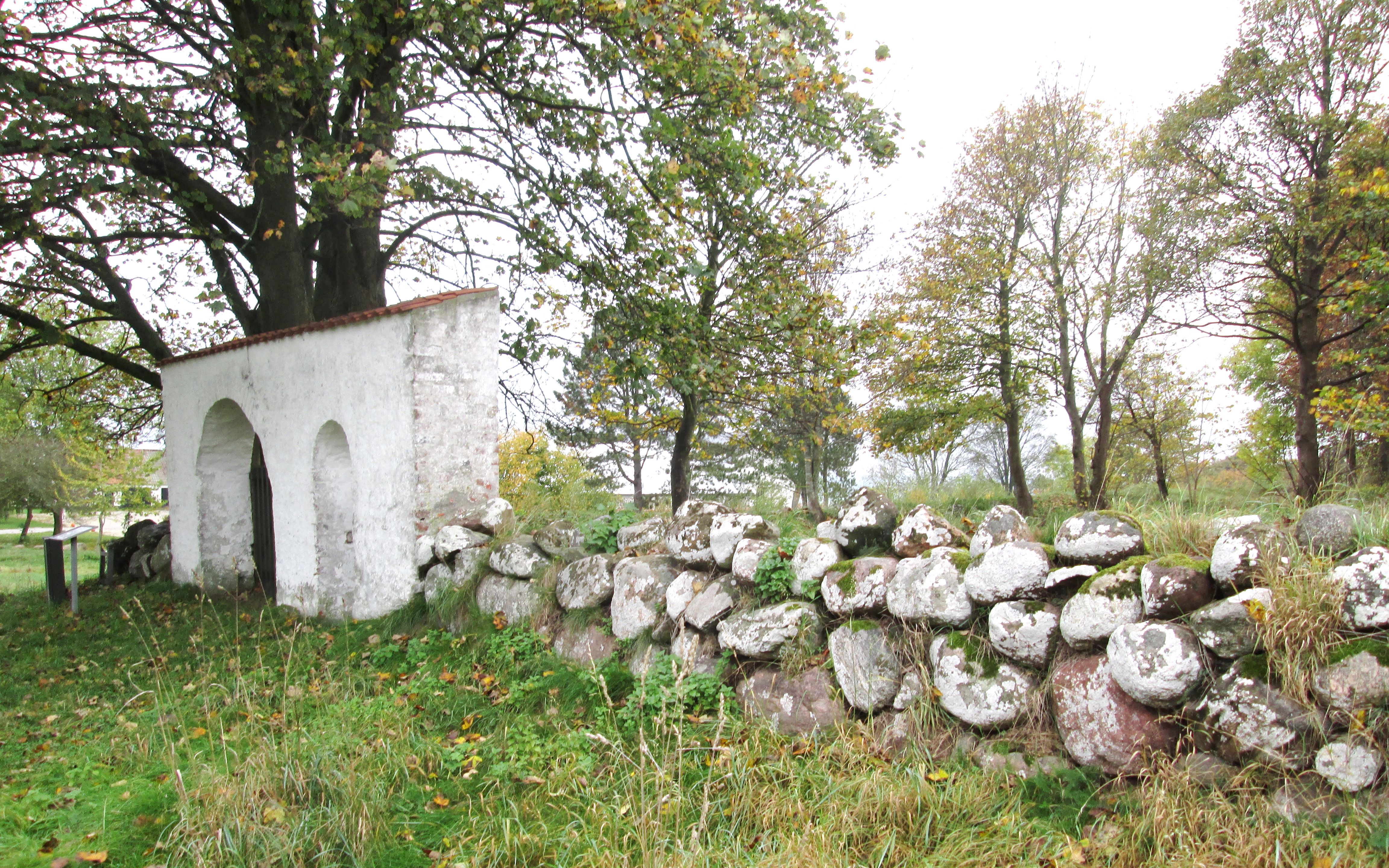 Den Hvidkalkede Indgangsportal