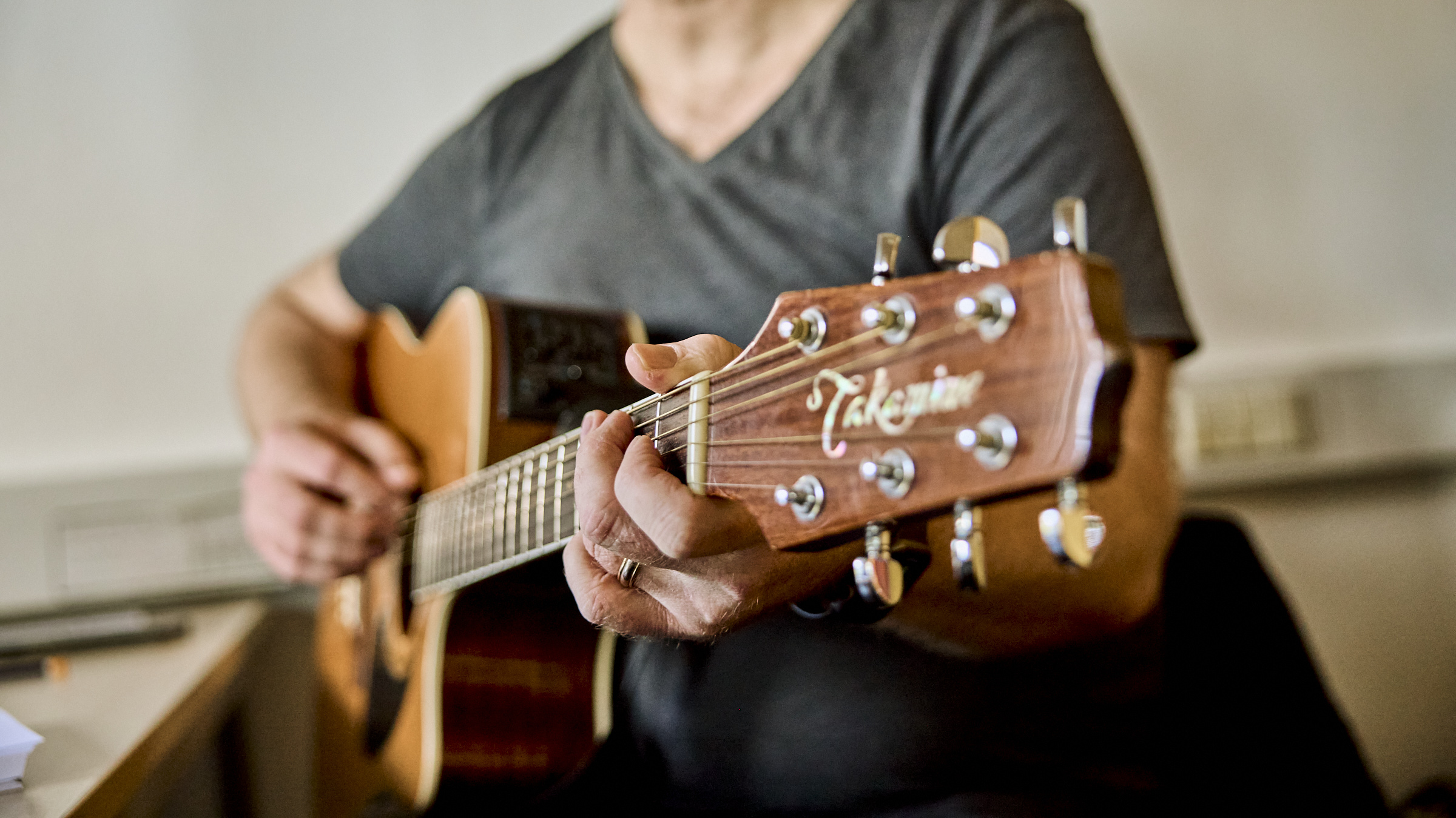 Guitarist spiller på guitar