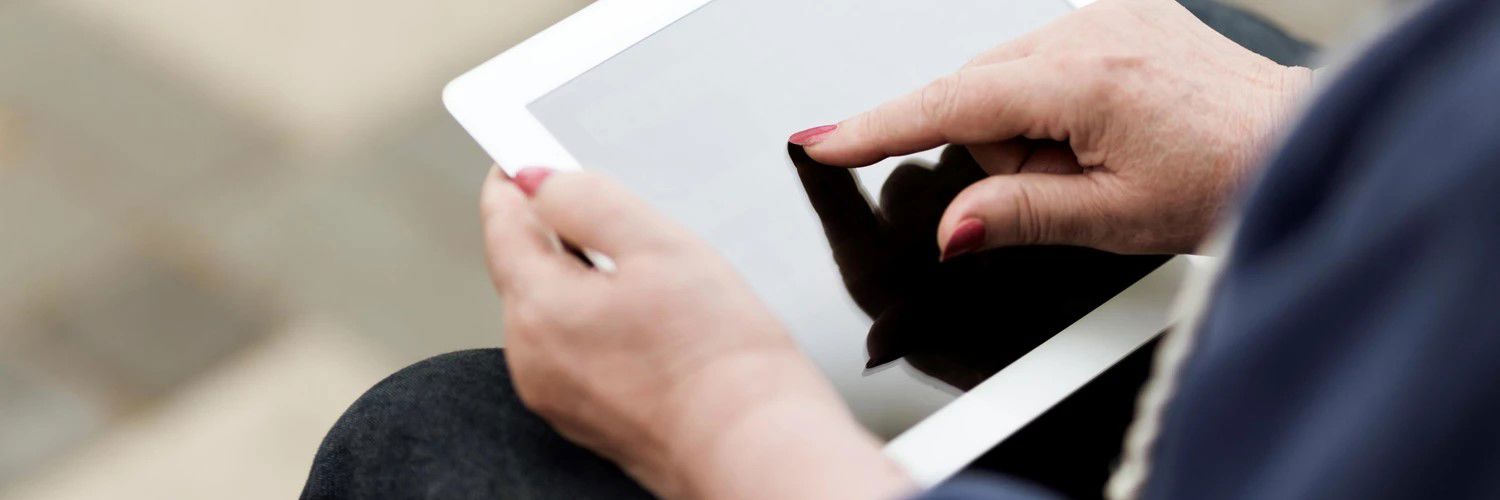 Kvinde sidder med Ipad