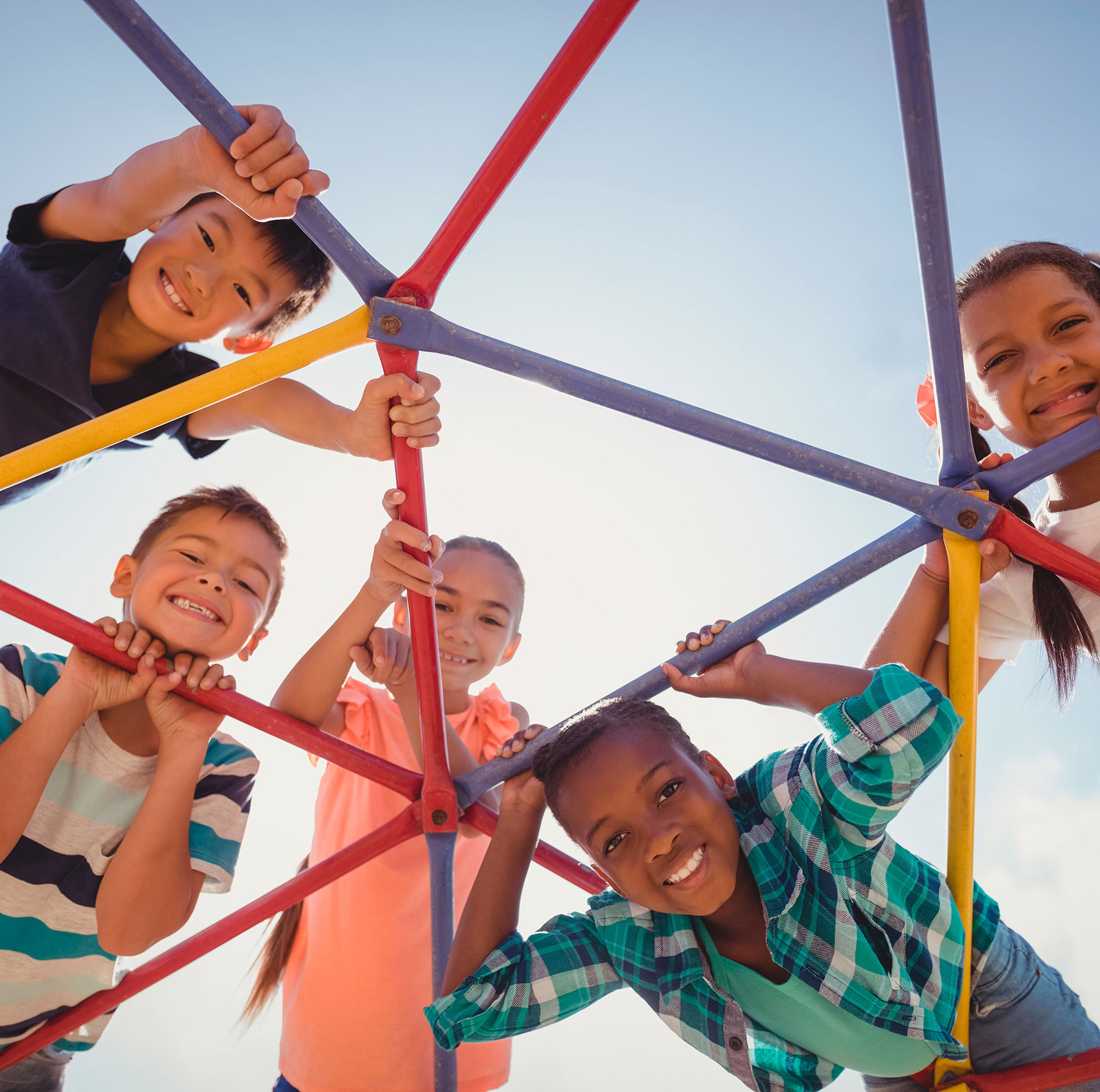 Børn i klatrestativ