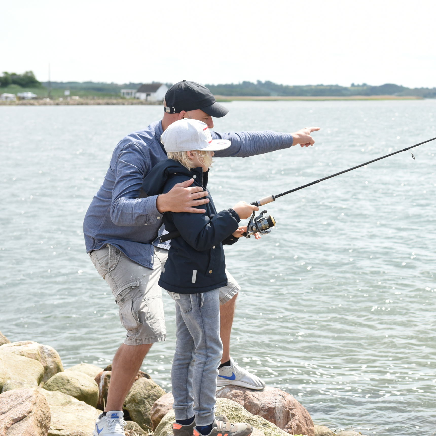 Far og søn med fiskestang
