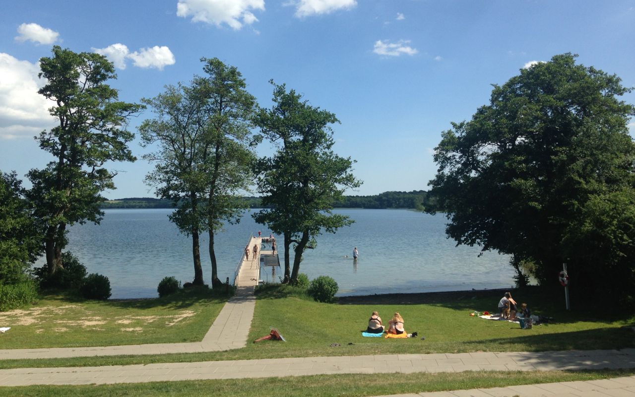 Badestrand og bro i vestenden af Fussing Sø
