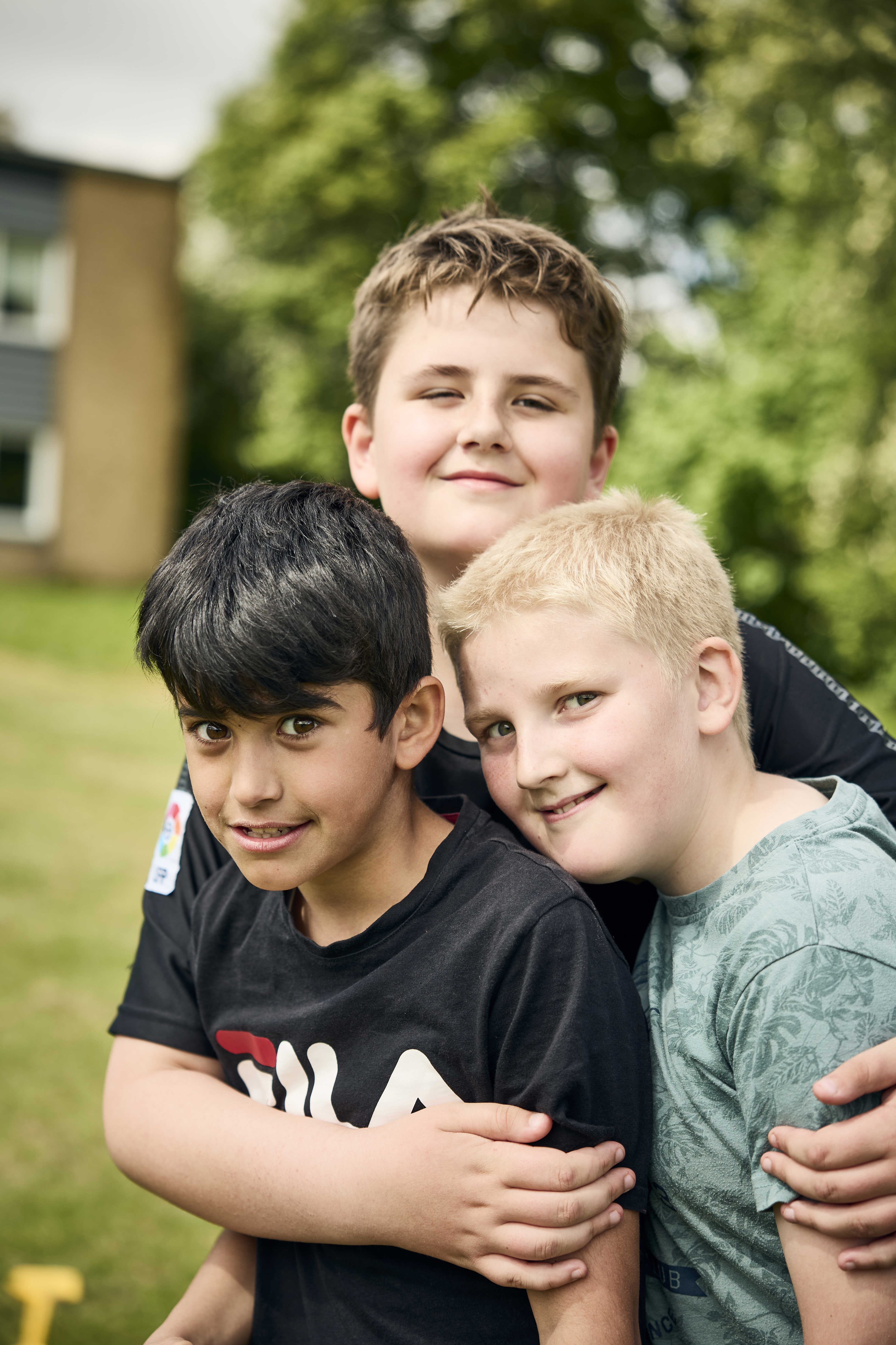 Tre drenge der holder om hinanden