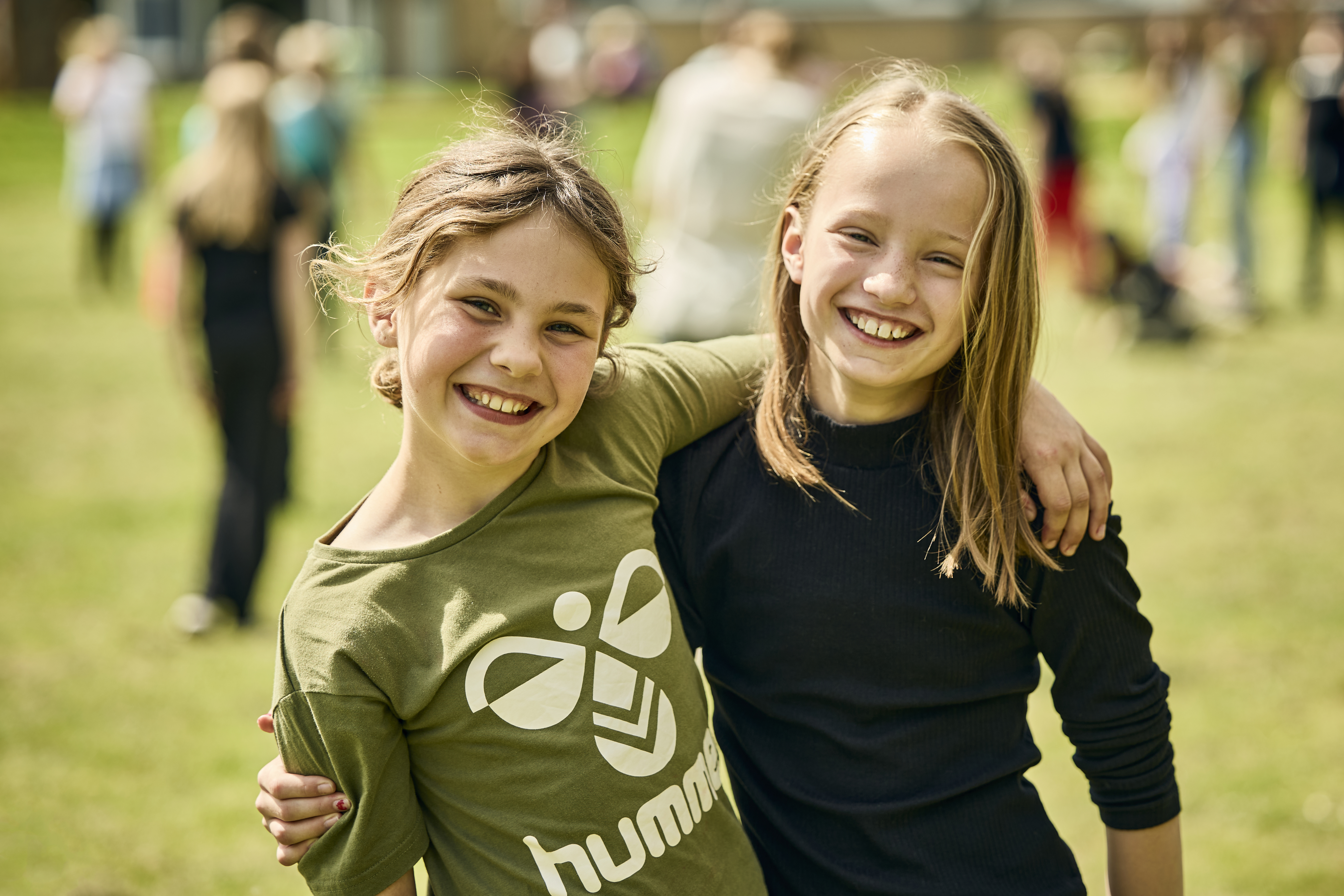 To glade piger der holder om hinanden