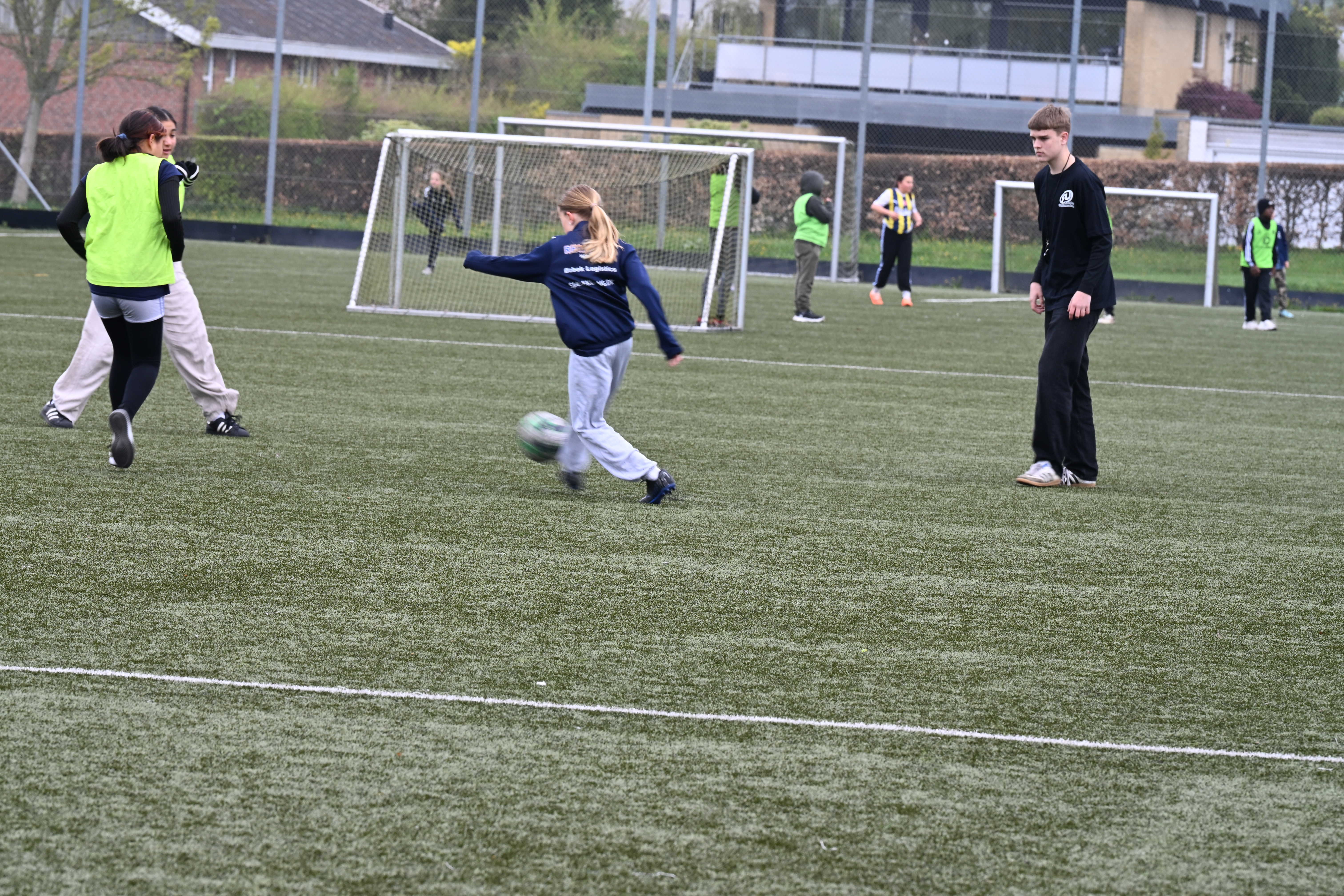 Skolebørn spiller fodbold på kunstgræsbanen ved Cepheus Park