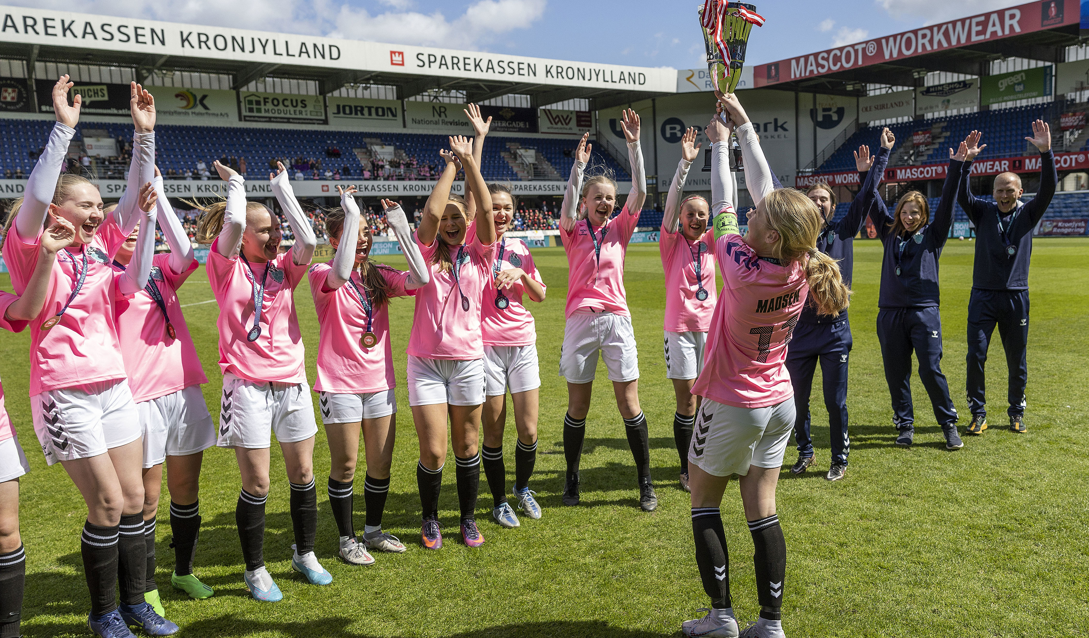Foldboldhold hæver en pokal