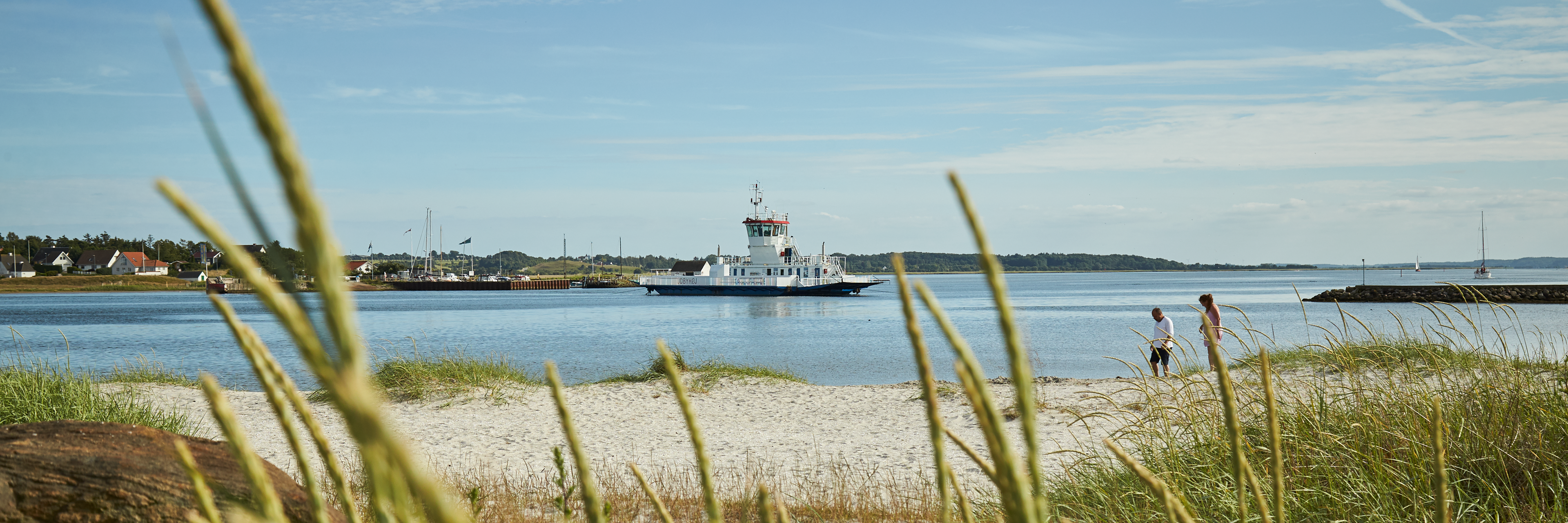 Udbyhøj Strand med Udbyhøj-færgen i baggrunden