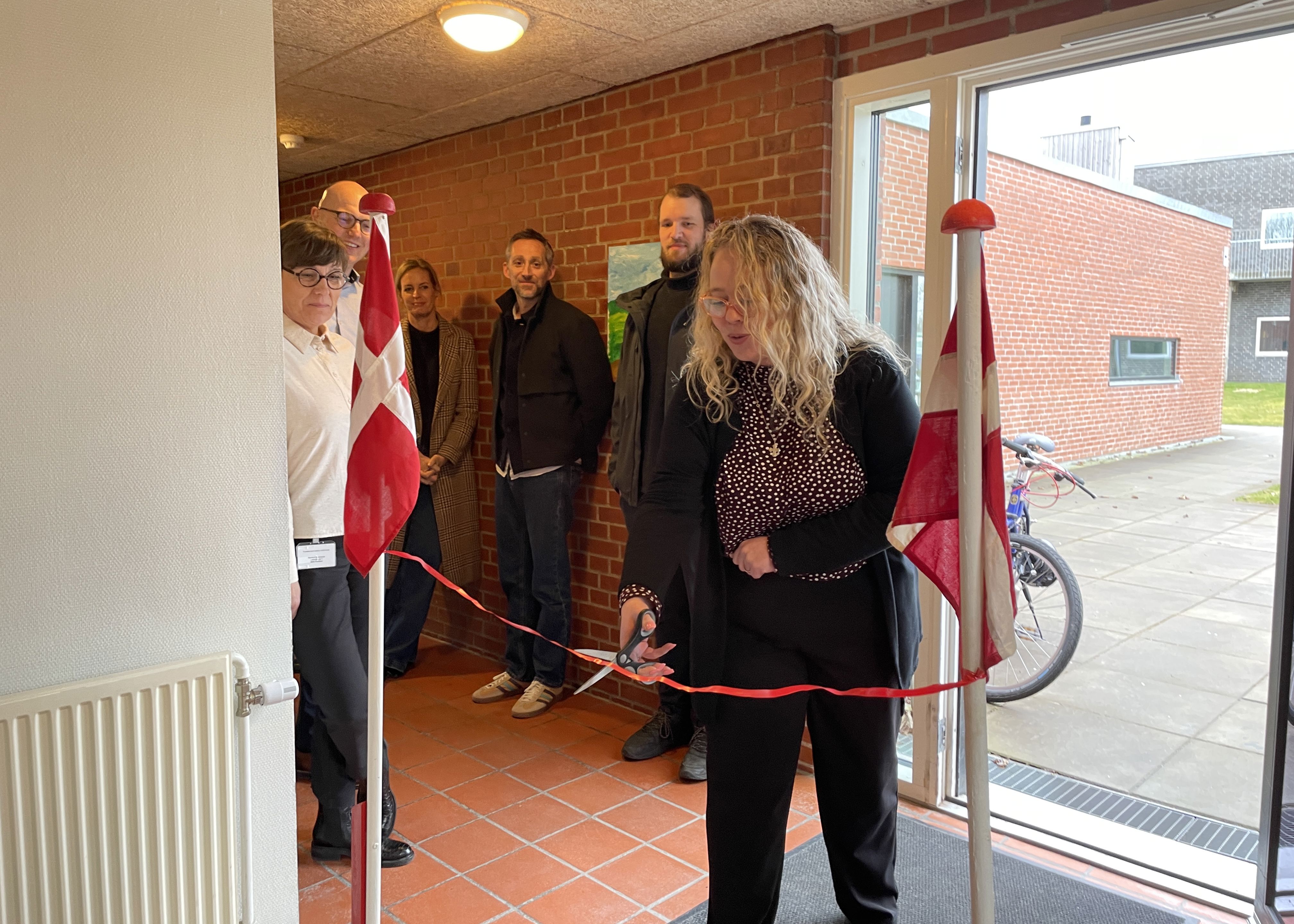 Den røde snor blev klippet til de nye boliger på Vester Tværvej 11