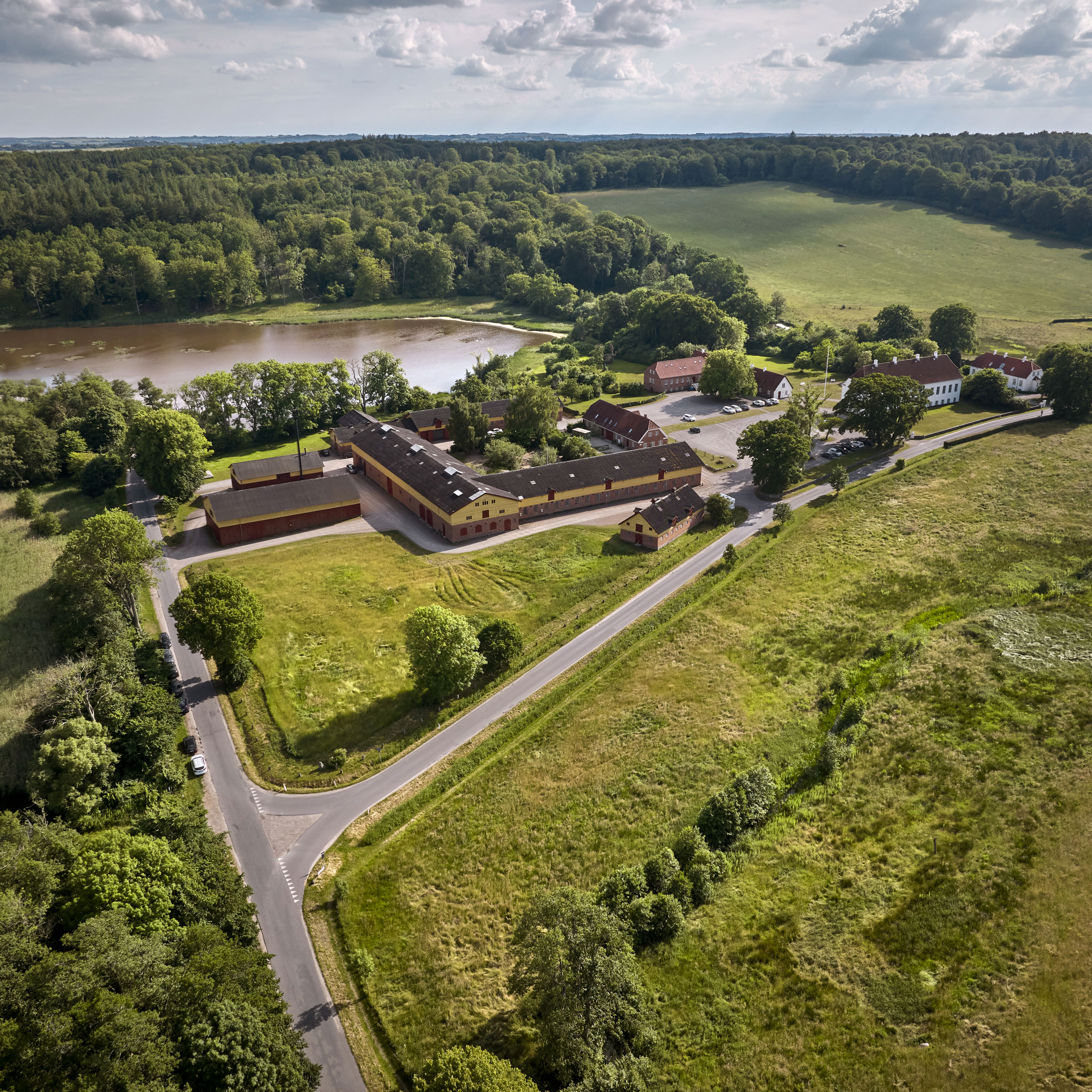 Fussingø Slot og gårde set fra luften