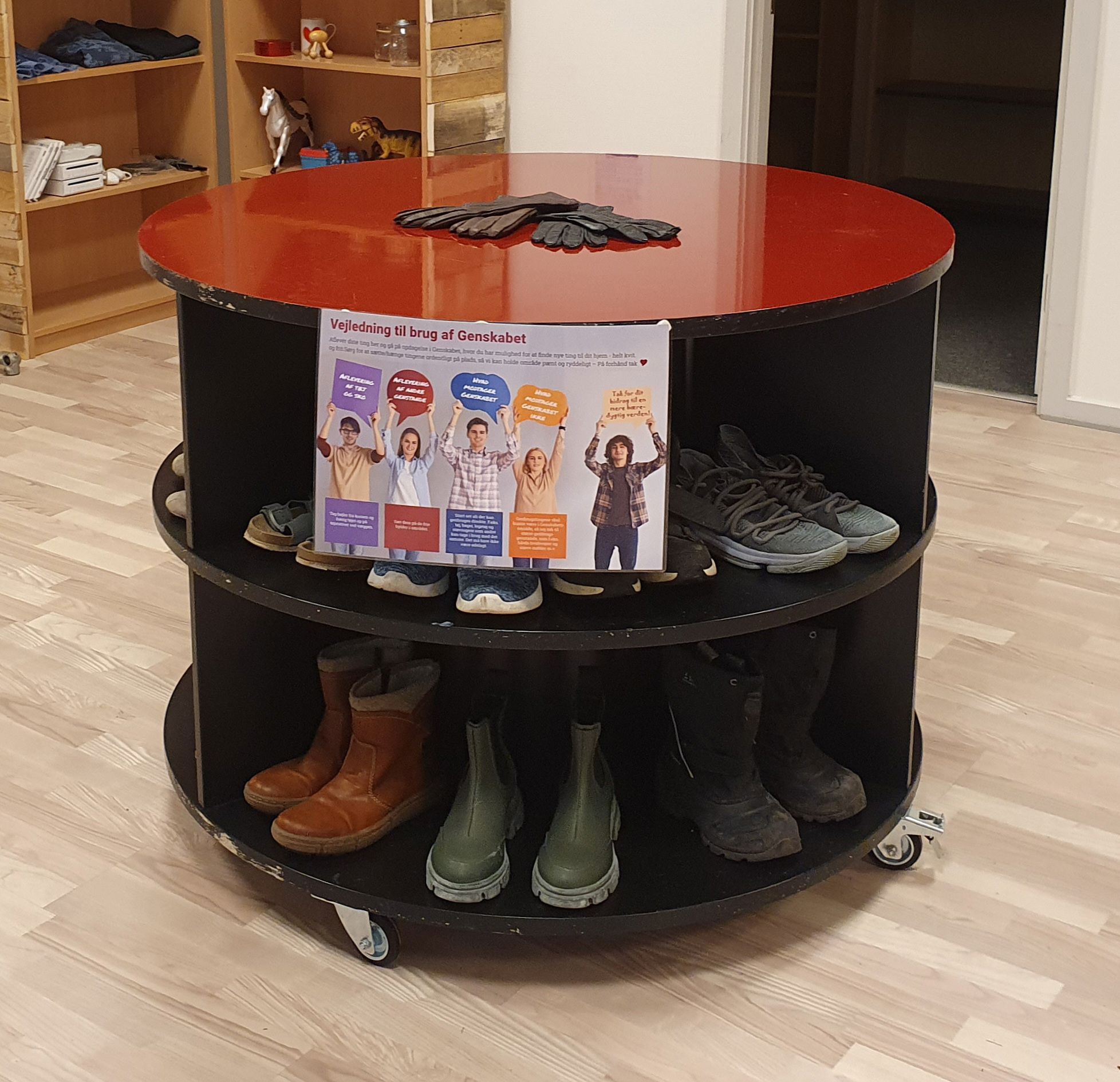 I genskabet kan du stille de støvler og sko du ikke længere selv bruger, men som stadig har nogle kilometer sål at gå på. Og finder du et par fine dansesko, der lige er dig, så tager du dem bare med hjem.