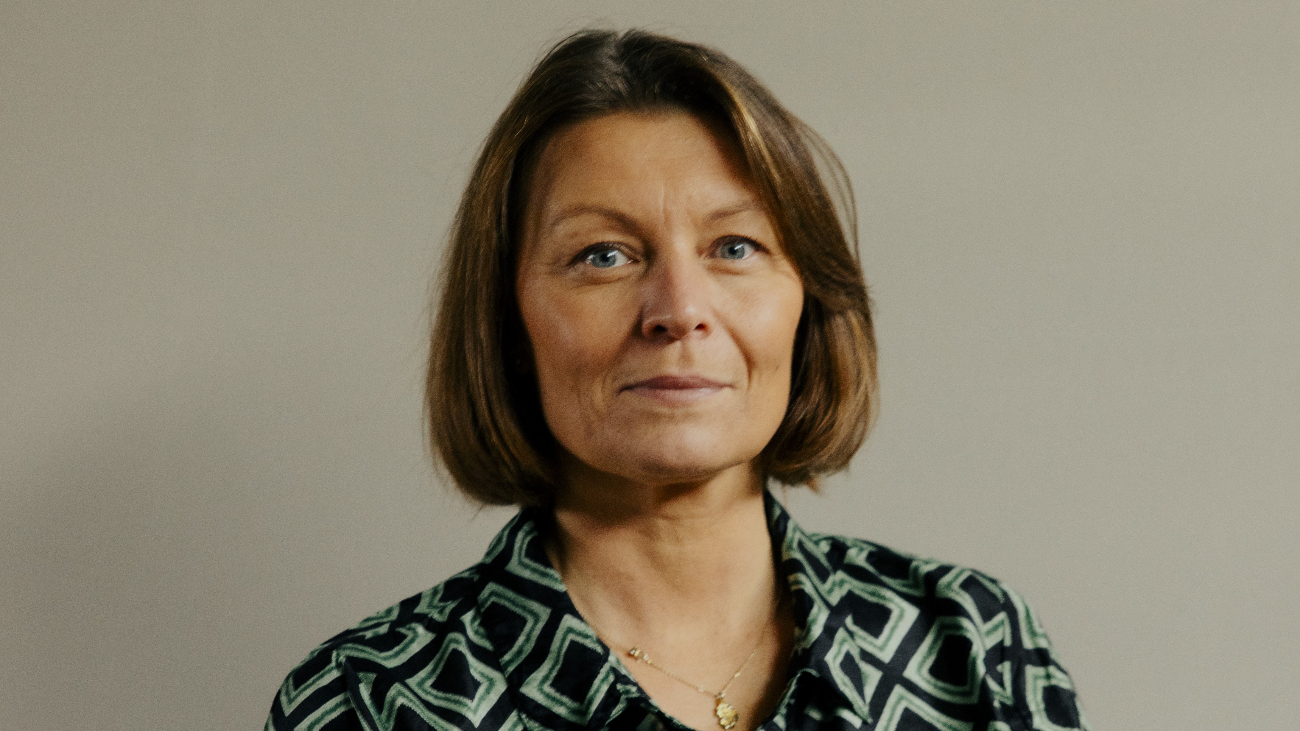 Pia Moltzen i mønstret kjole