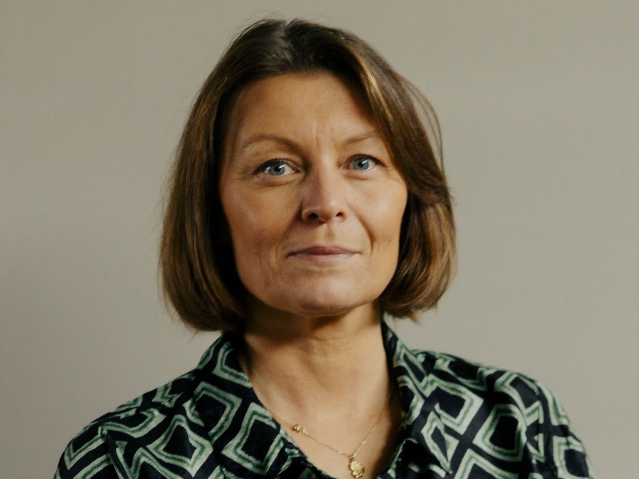 Pia Moltzen i mønstret kjole