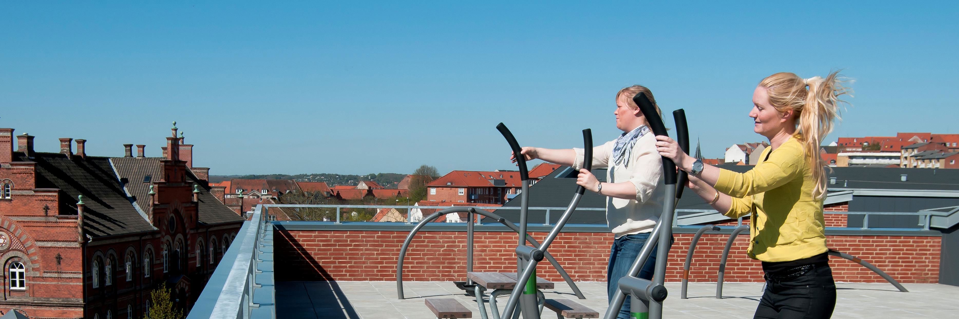 To crosstrainere på taget af Randers Sundhedscenter